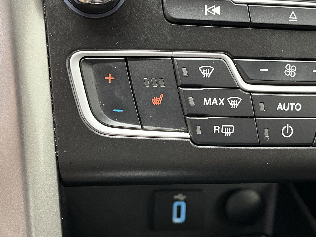 Used 2017 Ford Fusion SE w/ Equipment Group 201A FWD image 23