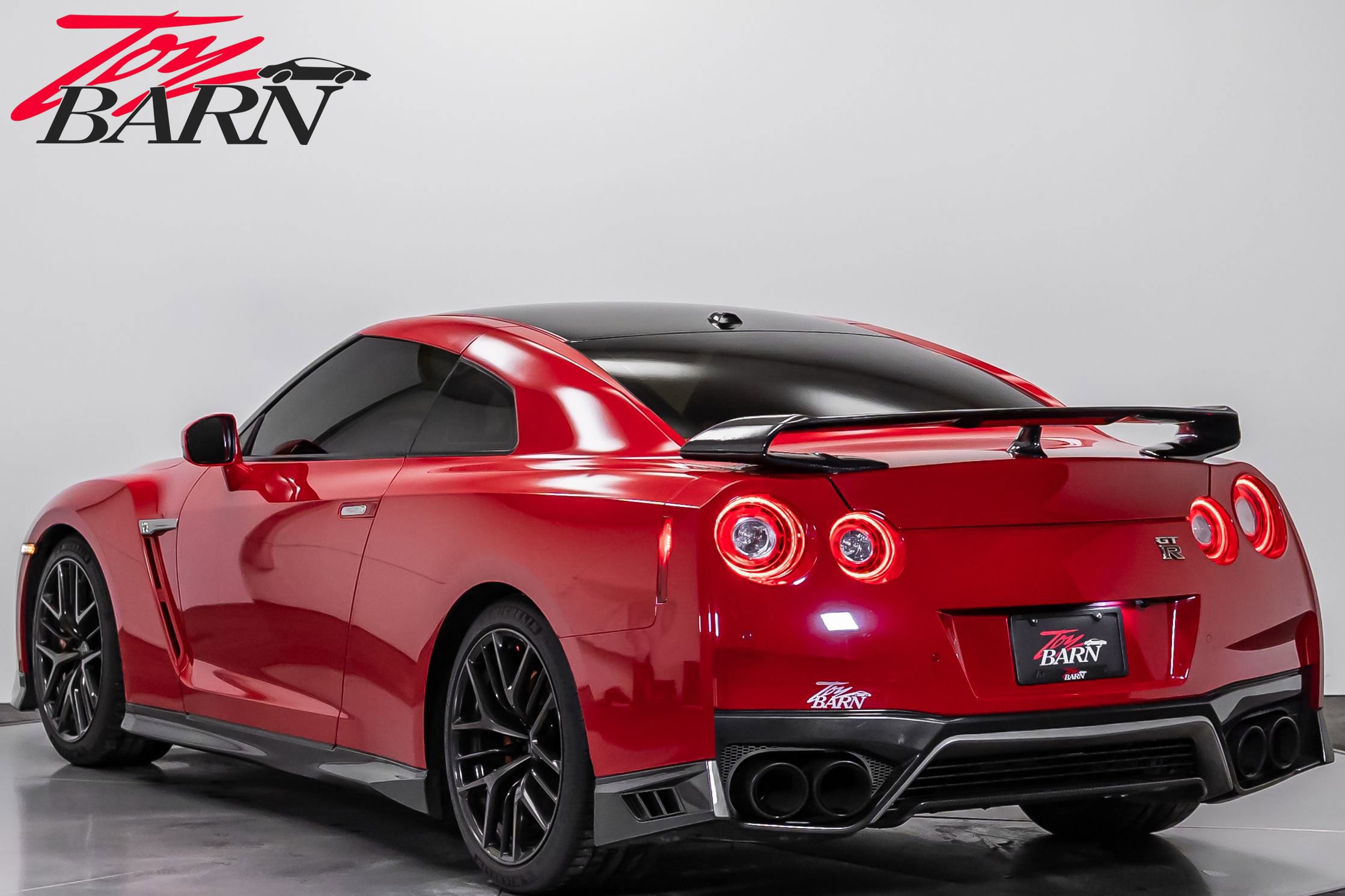 Used 2018 Nissan GT-R Premium image 3