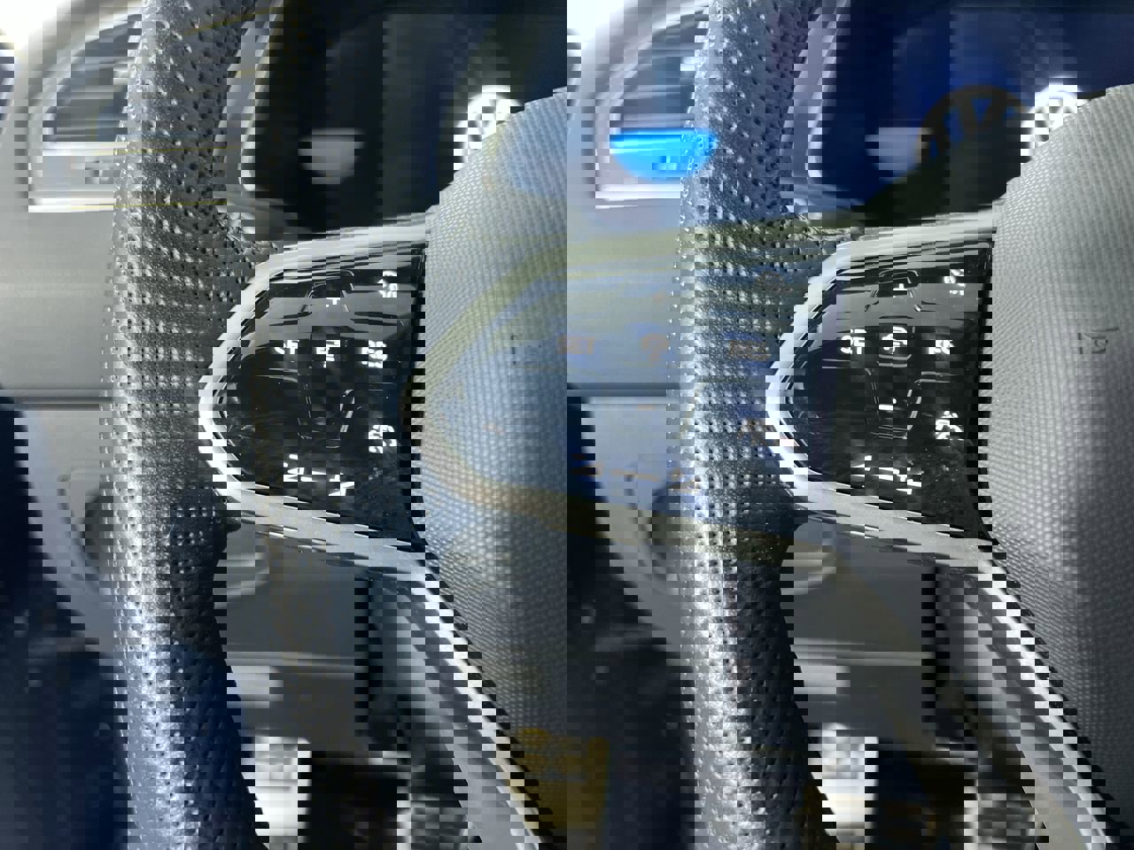 Used 2022 Volkswagen Tiguan SE R-Line image 18