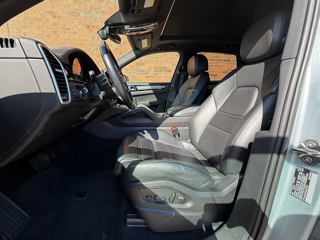 Certified 2023 Porsche Cayenne w/ Premium Package AWD/4WD image 5