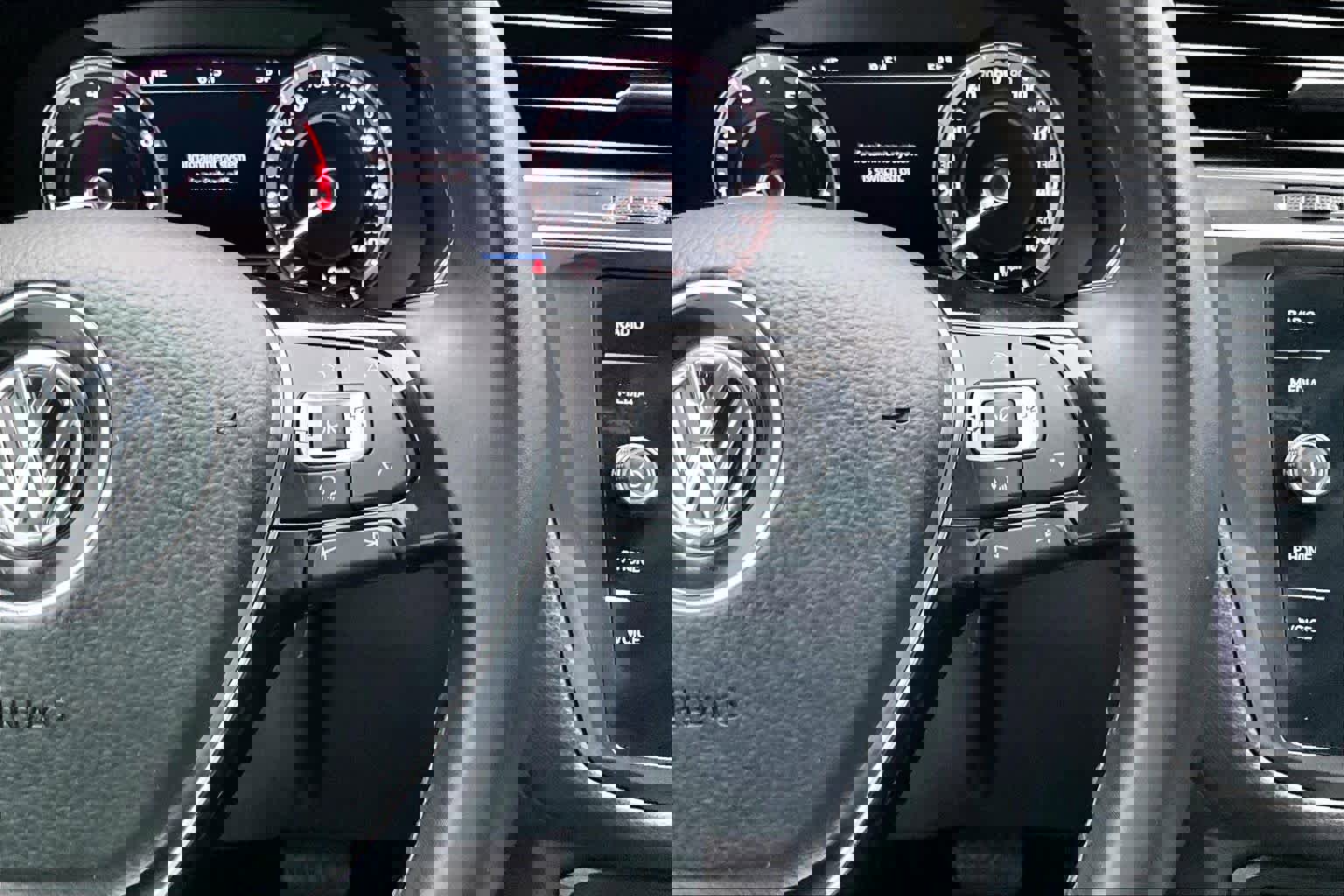 Used 2018 Volkswagen Tiguan SEL Premium image 24