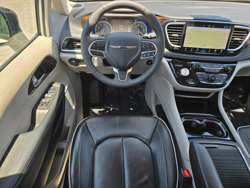 Used 2024 Chrysler Pacifica Limited FWD image 31