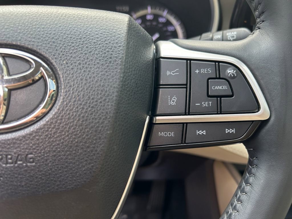 Used 2022 Toyota Highlander XLE AWD/4WD image 17