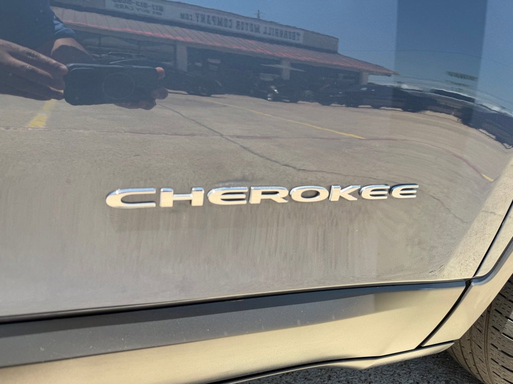 Used 2019 Jeep Cherokee Latitude Plus FWD image 12