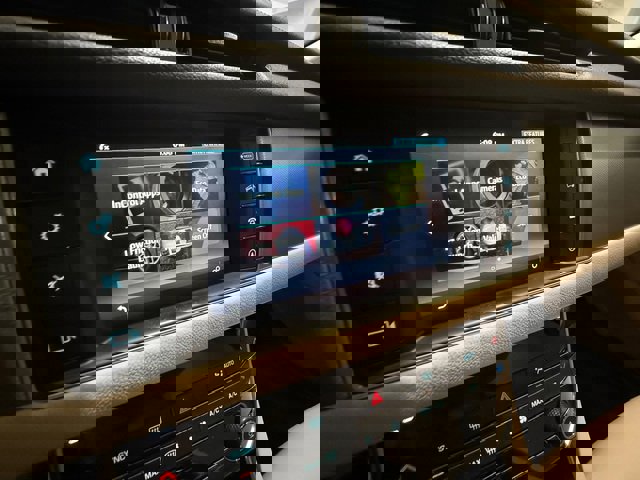 Used 2018 Jaguar XF Premium image 22