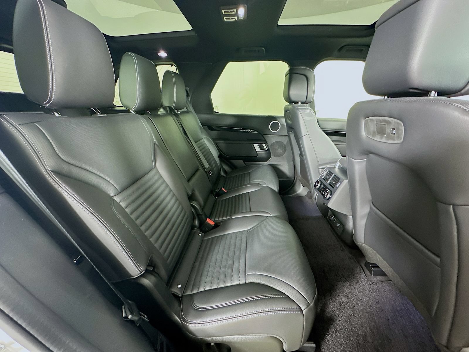 Used 2025 Land Rover Discovery S AWD/4WD image 45