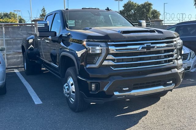 Used 2024 Chevrolet Silverado 3500 High Country w/ High Country Premium Package AWD/4WD image 2