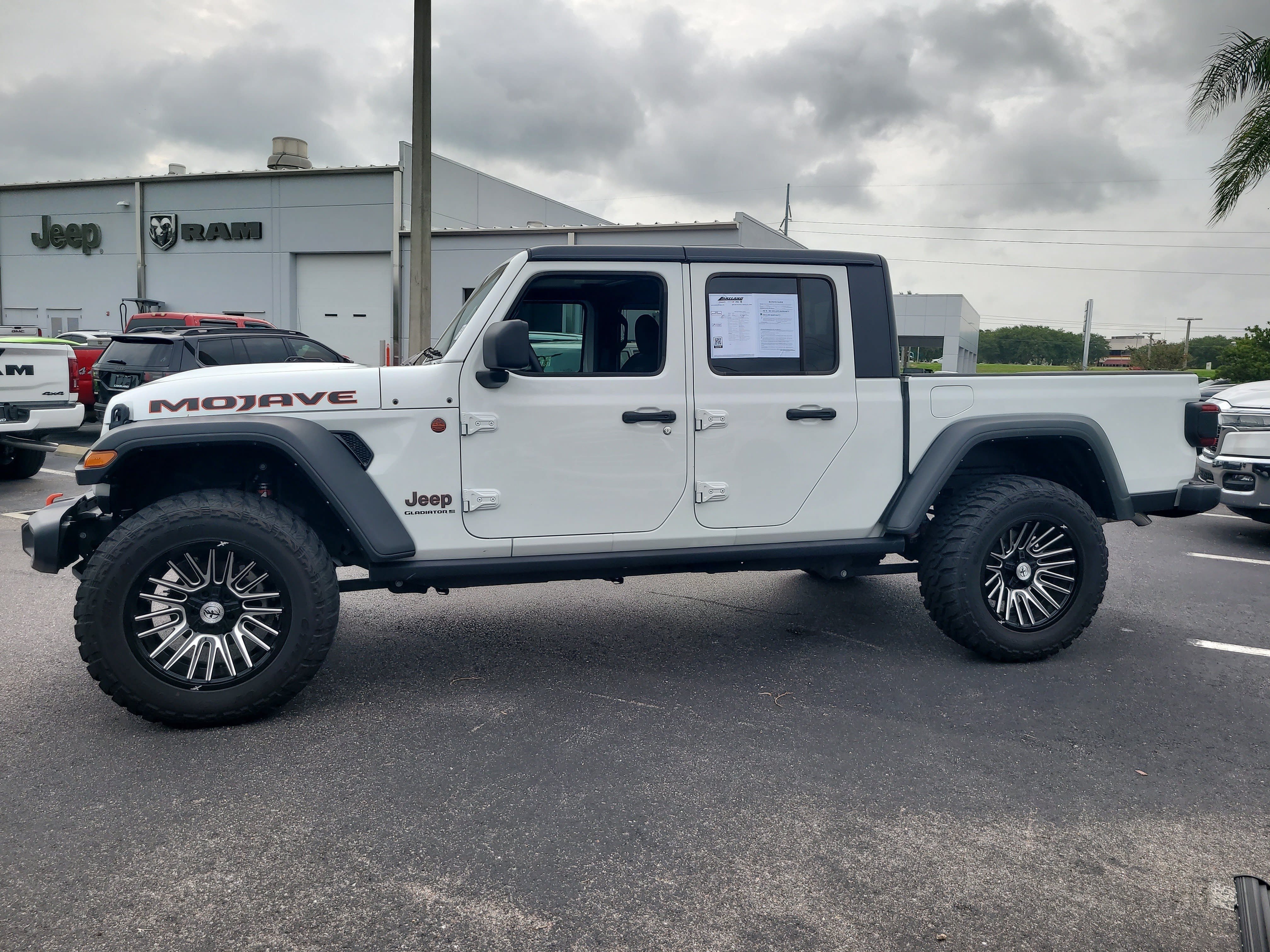 Used 2024 Jeep Gladiator Mojave AWD/4WD image 7