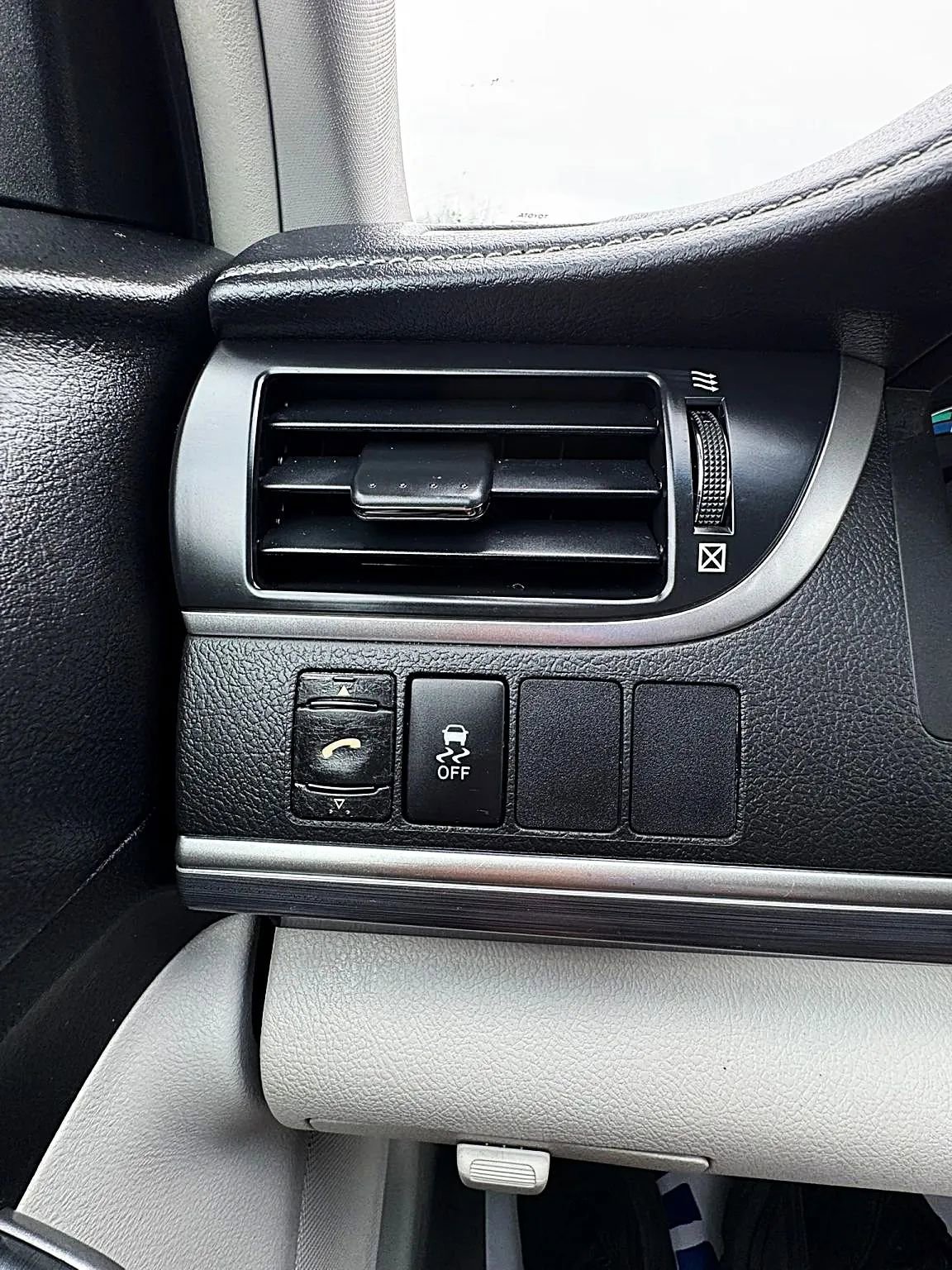 Used 2012 Toyota Camry LE FWD image 30