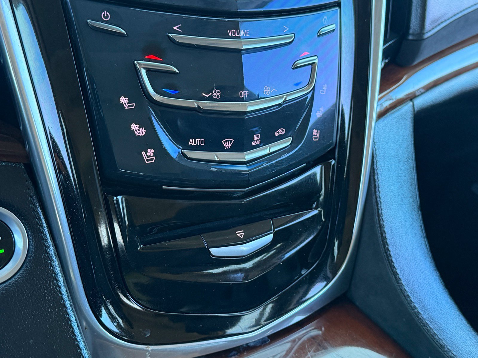 Used 2016 Cadillac Escalade Luxury AWD/4WD image 24