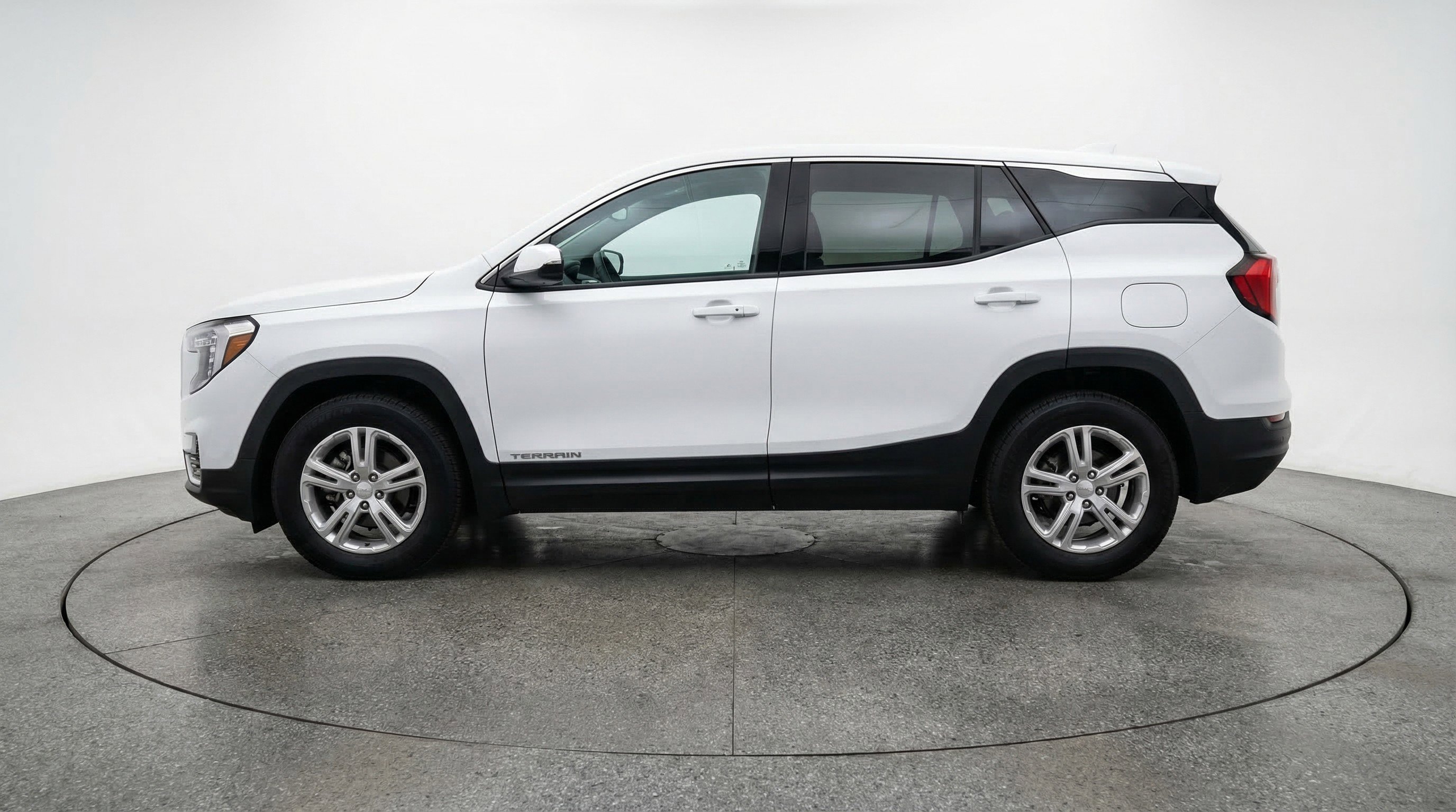 Used 2024 GMC Terrain SLE image 5