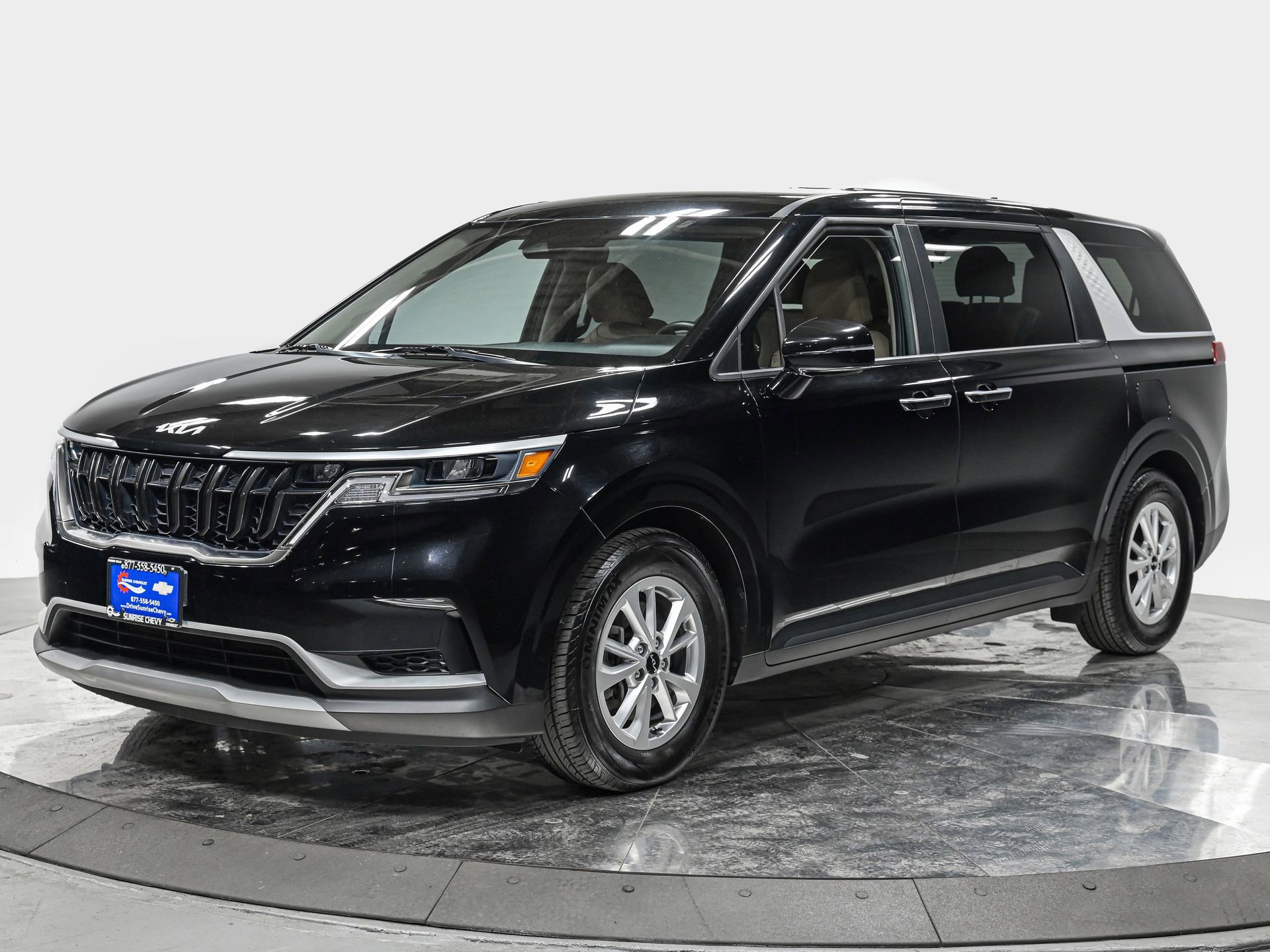 Used 2023 Kia Carnival LX image 1