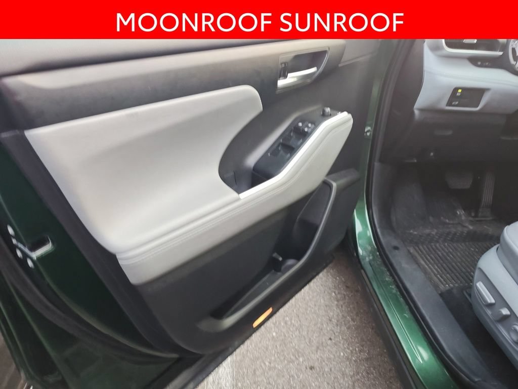 Used 2023 Toyota Highlander XLE AWD/4WD image 5