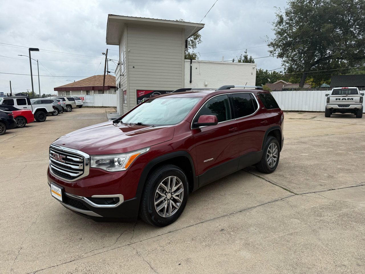 Used 2017 GMC Acadia SLE image 1