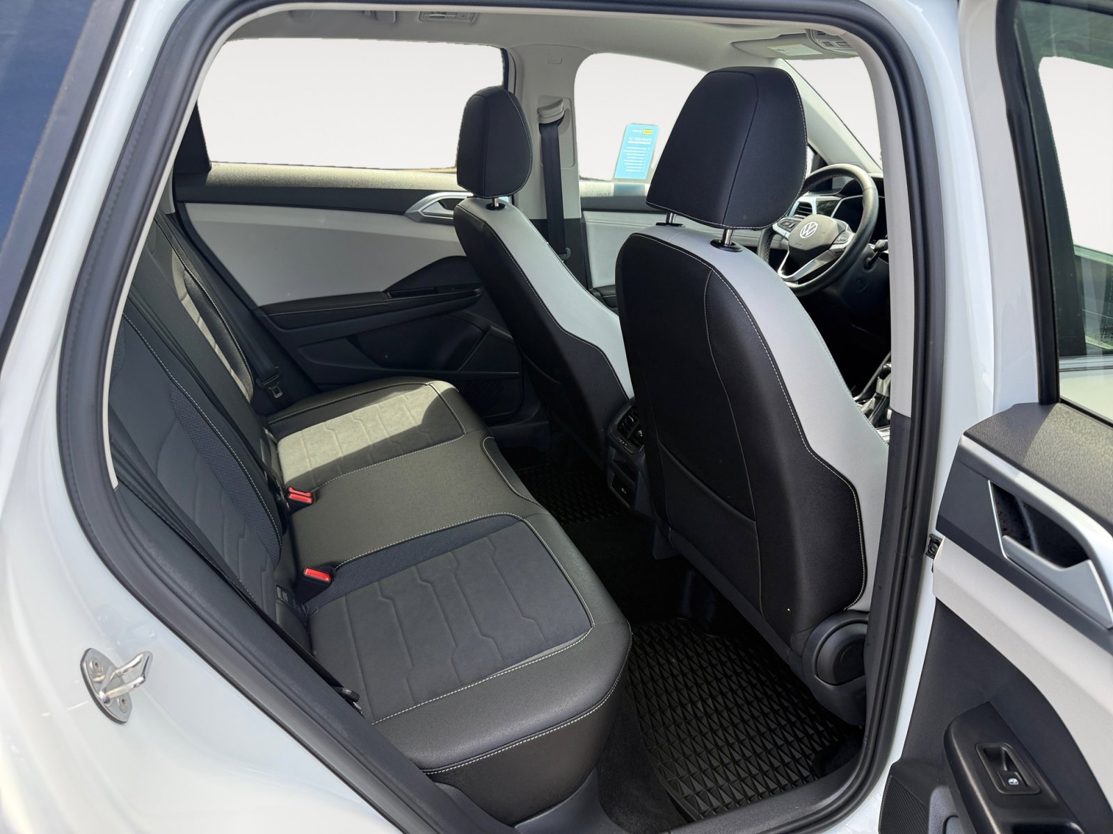 Used 2025 Volkswagen Taos SE w/ Panoramic Sunroof Package AWD/4WD image 18