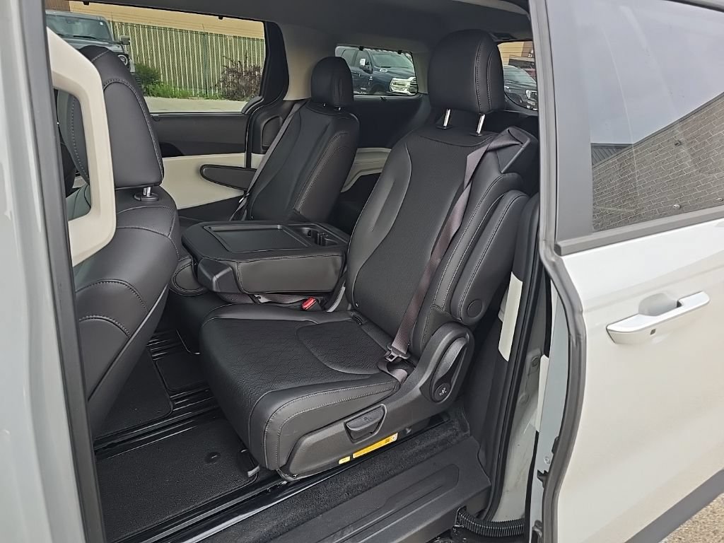 Used 2023 Kia Carnival EX FWD image 16