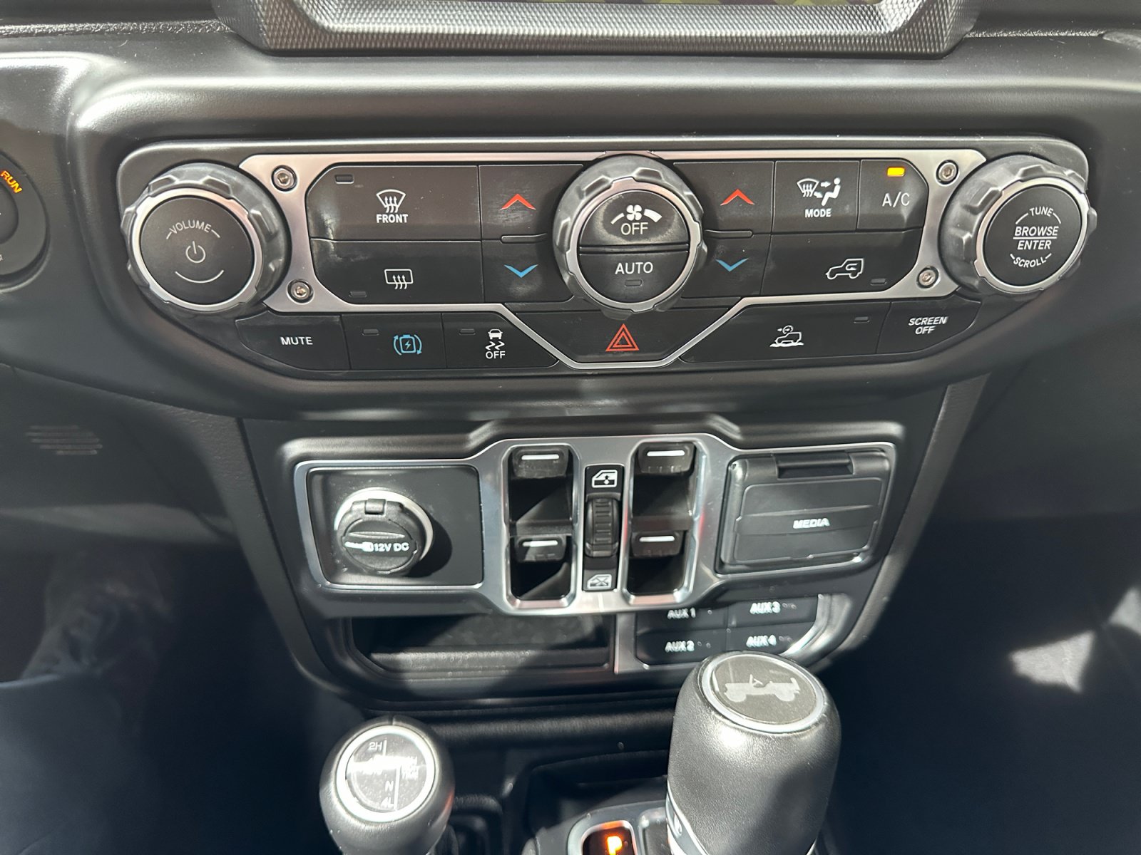 Used 2023 Jeep Wrangler Unlimited Sahara AWD/4WD image 21