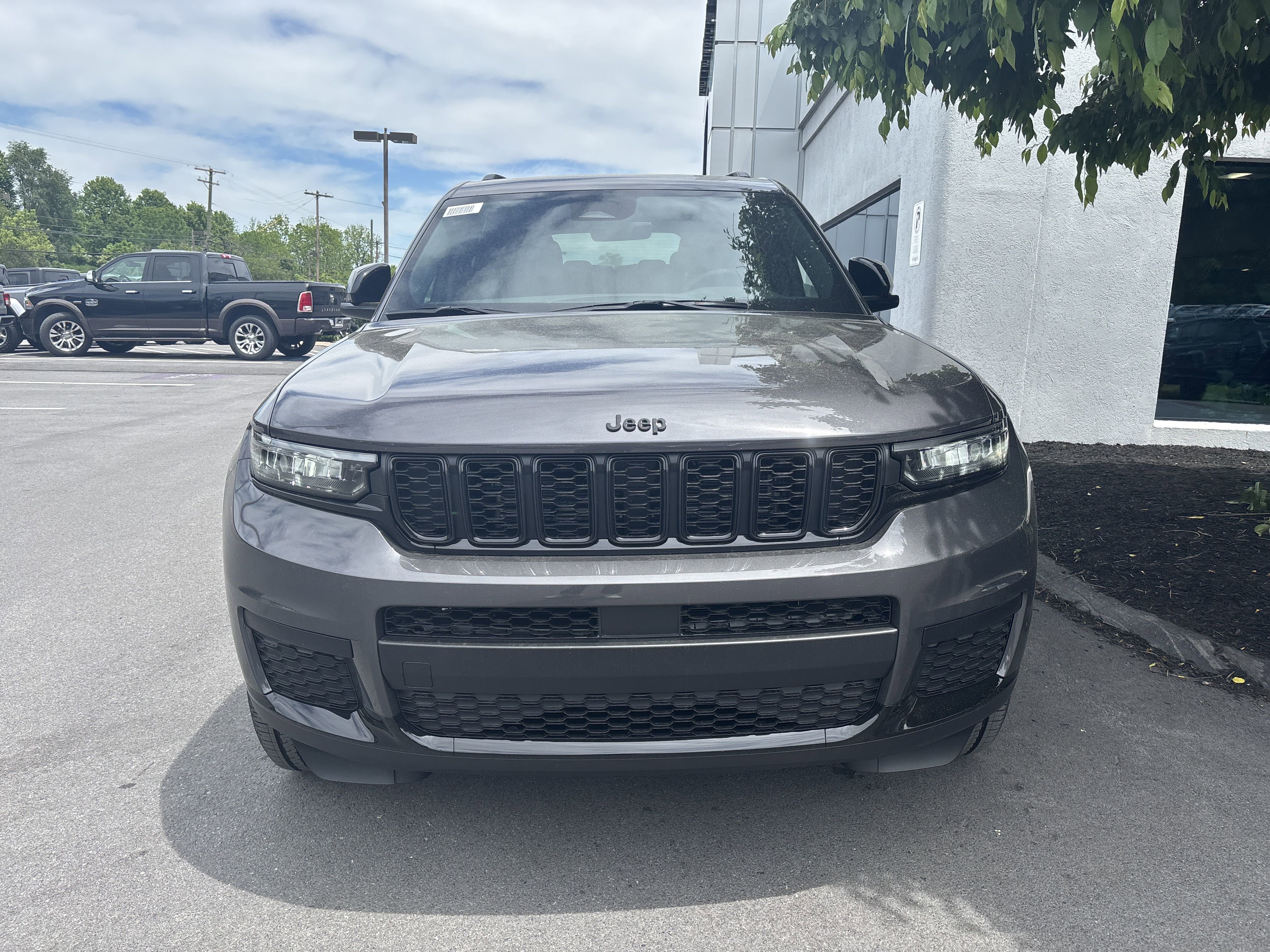 New 2025 Jeep Grand Cherokee L Altitude image 9