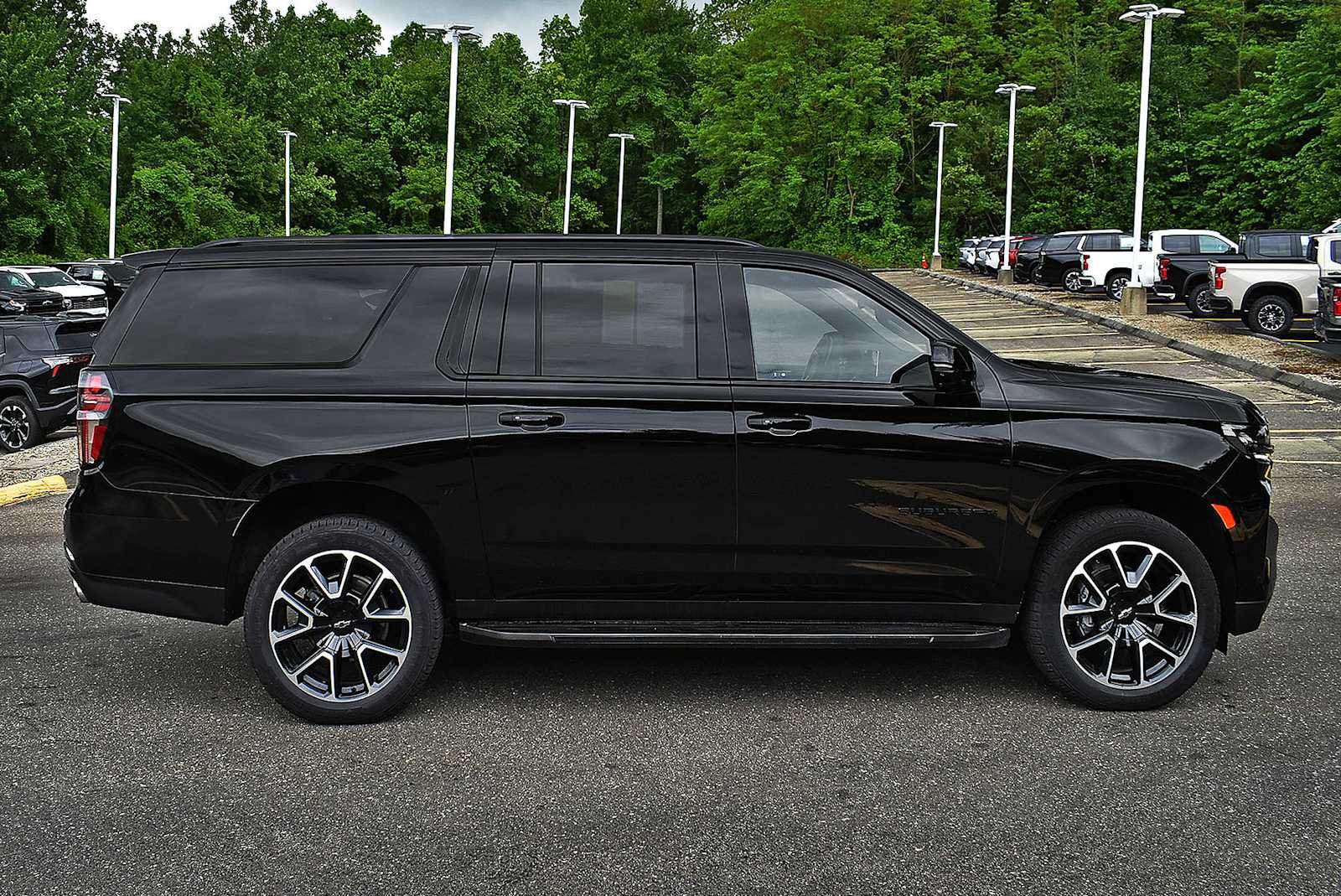 Used 2022 Chevrolet Suburban RST w/ Sport Performance Package AWD/4WD image 6