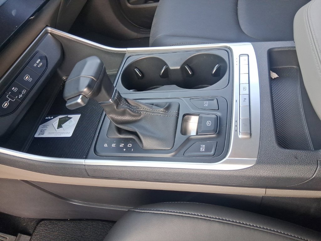 Certified 2026 Kia Carnival FWD image 12