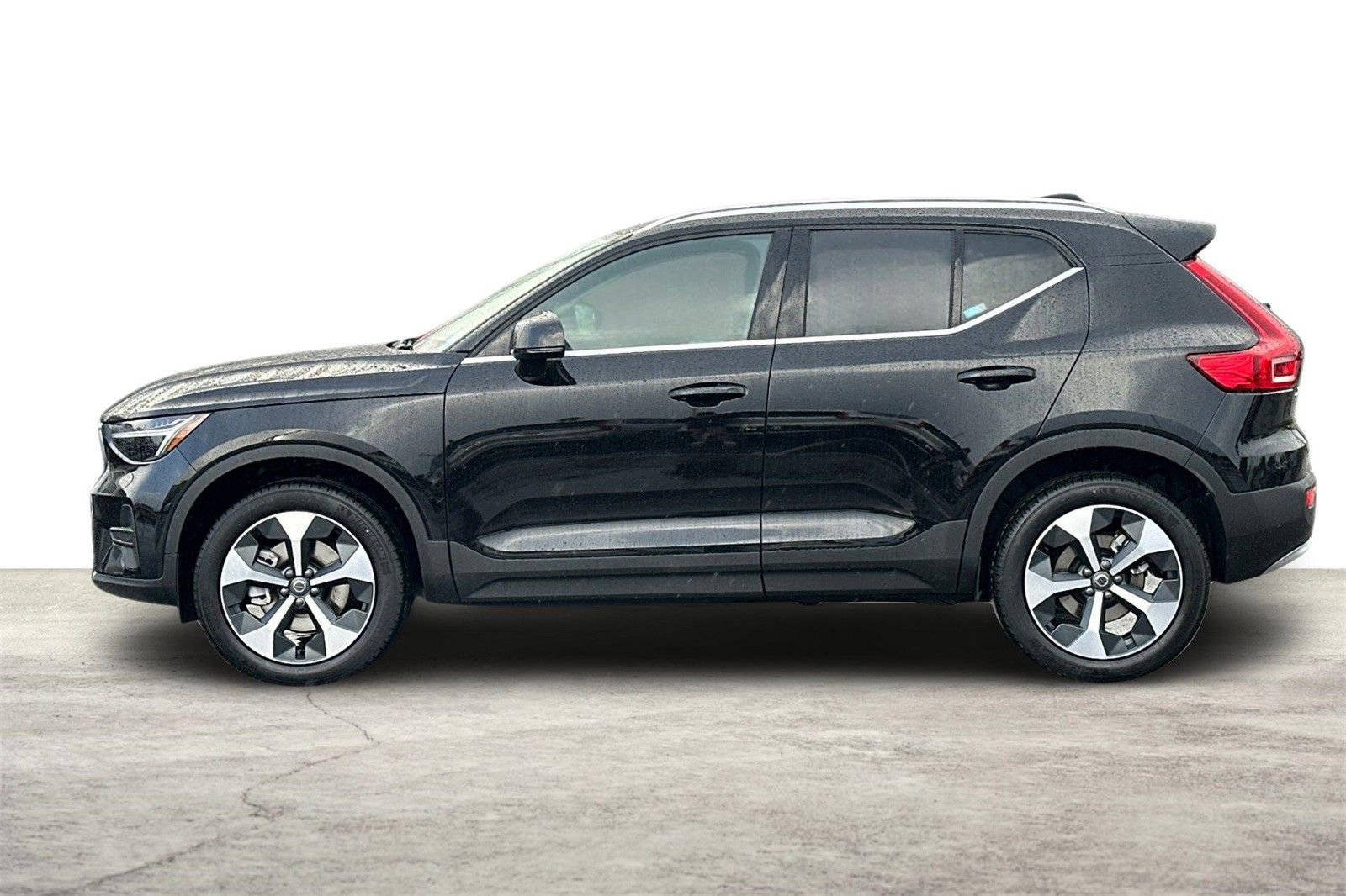 Certified 2025 Volvo XC40 B5 Core w/ Protection Package Premier image 5