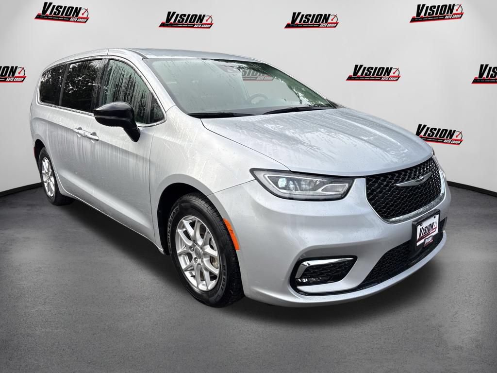 Used 2024 Chrysler Pacifica Touring-L FWD image 3