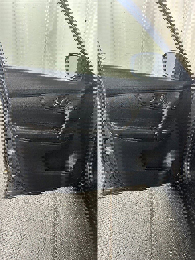 Used 2018 Nissan Rogue SV w/ Sun & Sound Touring Package image 8