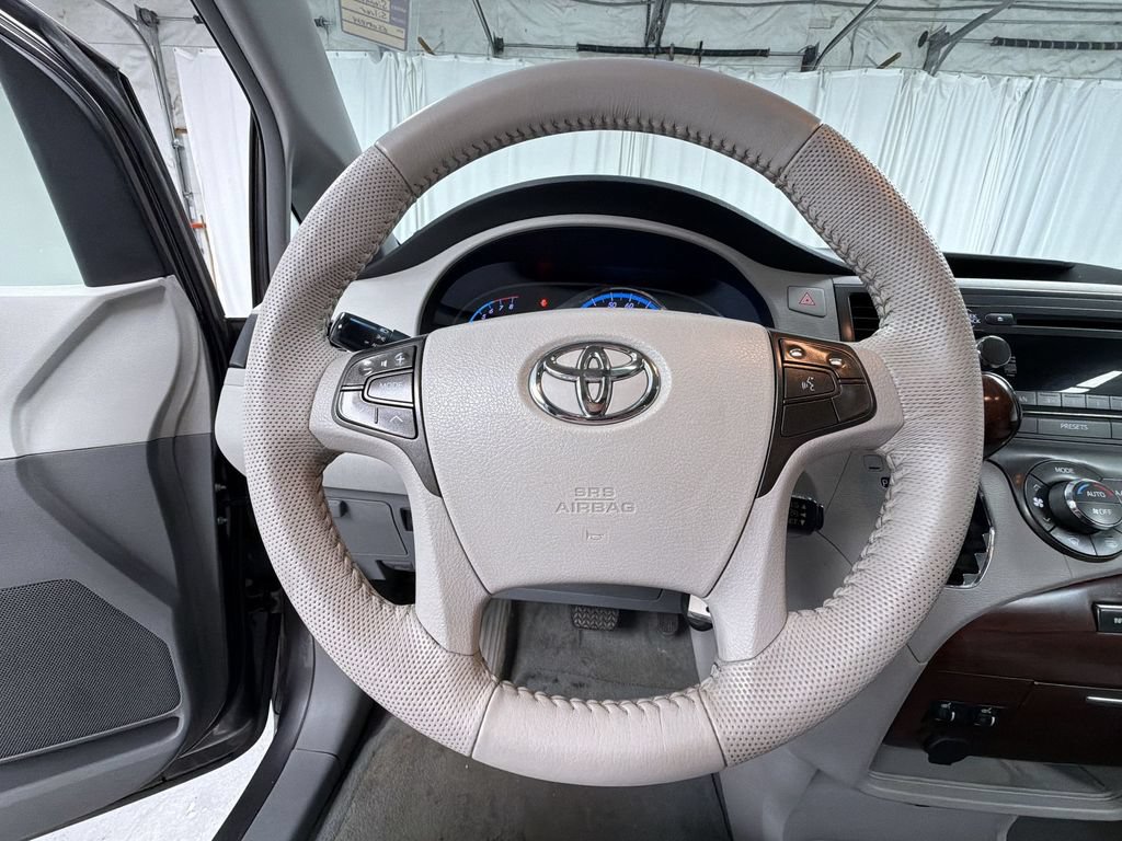 Used 2014 Toyota Sienna XLE AWD/4WD image 26