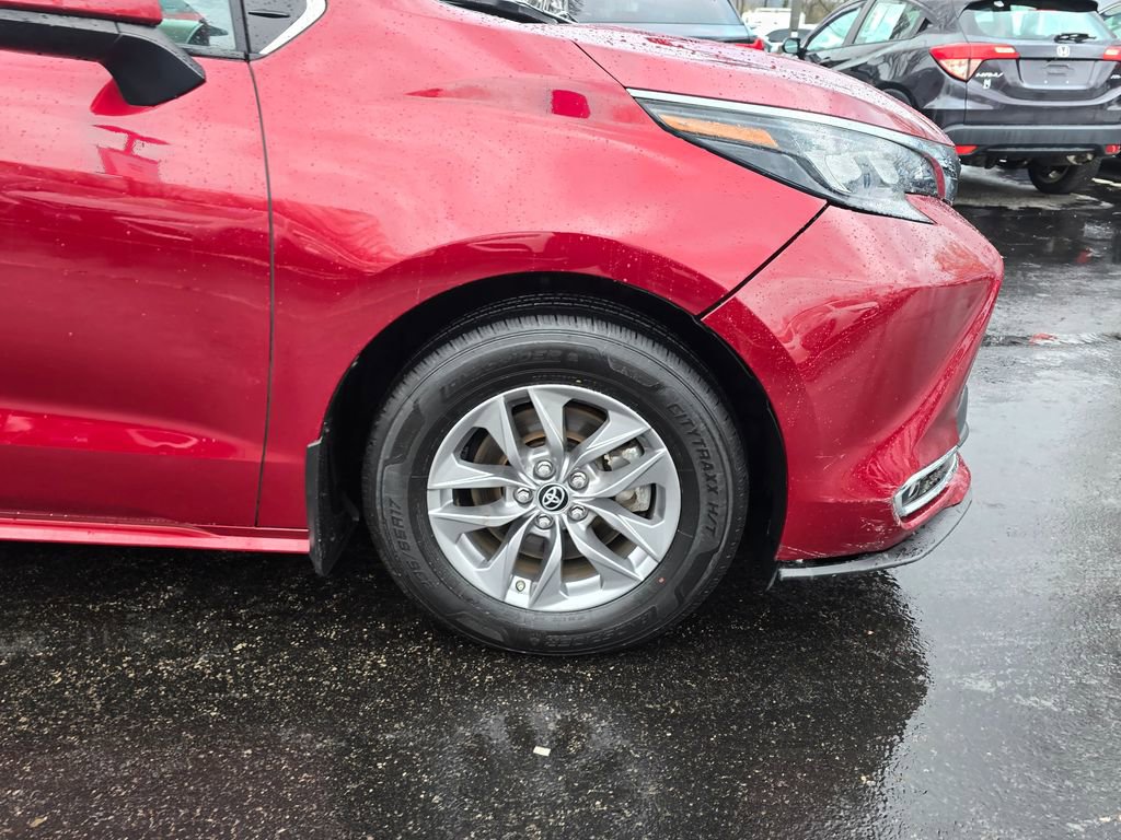 Used 2024 Toyota Sienna XLE w/ XLE Plus Package image 9