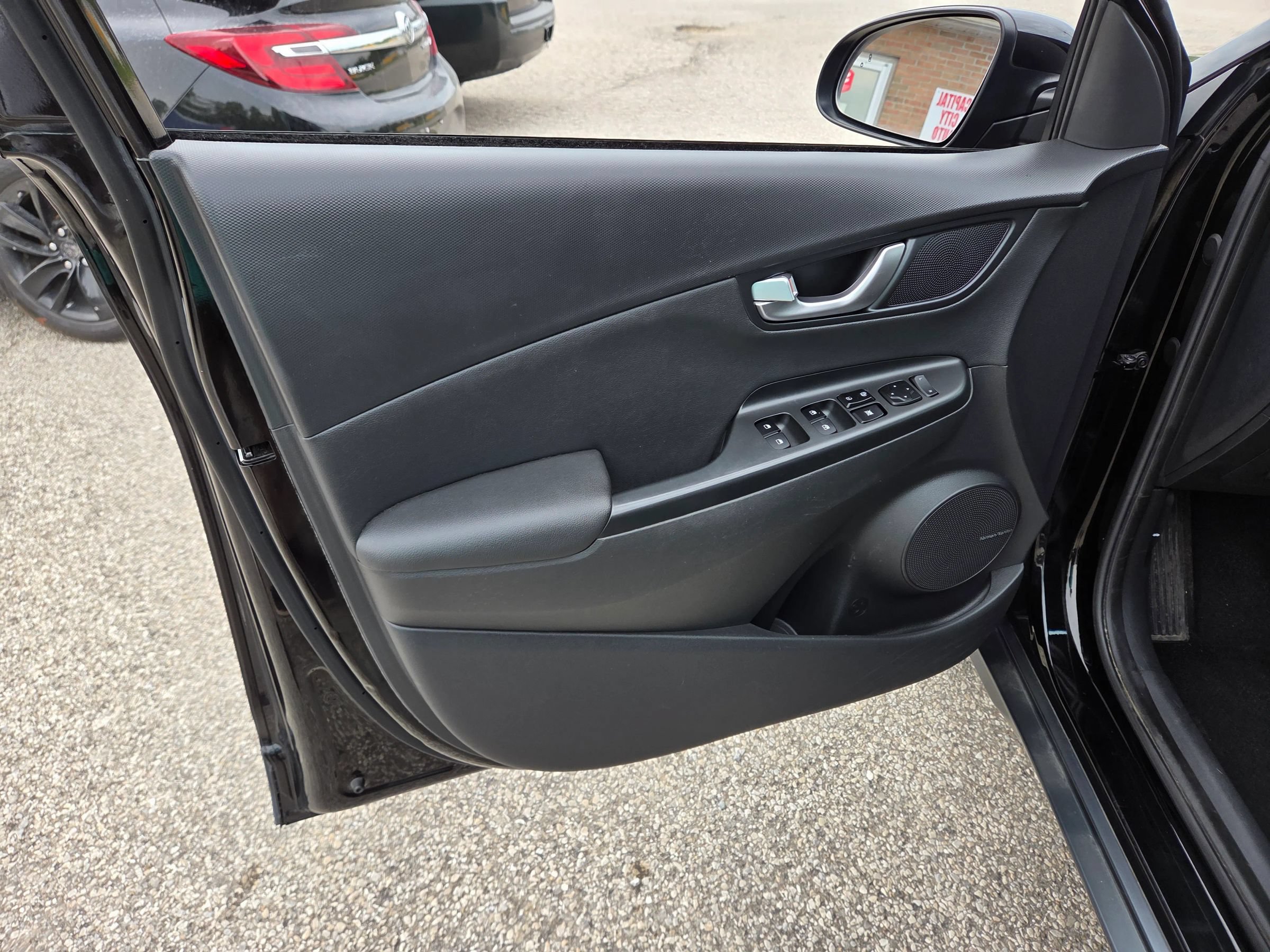 Used 2022 Hyundai Kona Limited FWD image 17