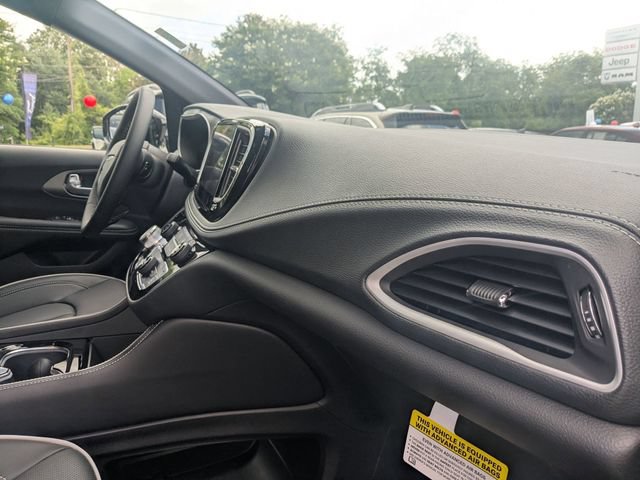 New 2027 Chrysler Pacifica Limited FWD image 34
