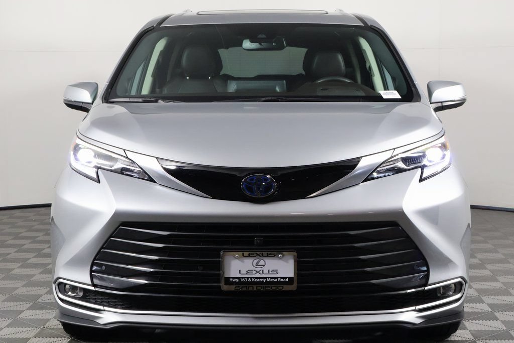 Used 2023 Toyota Sienna Platinum FWD image 2