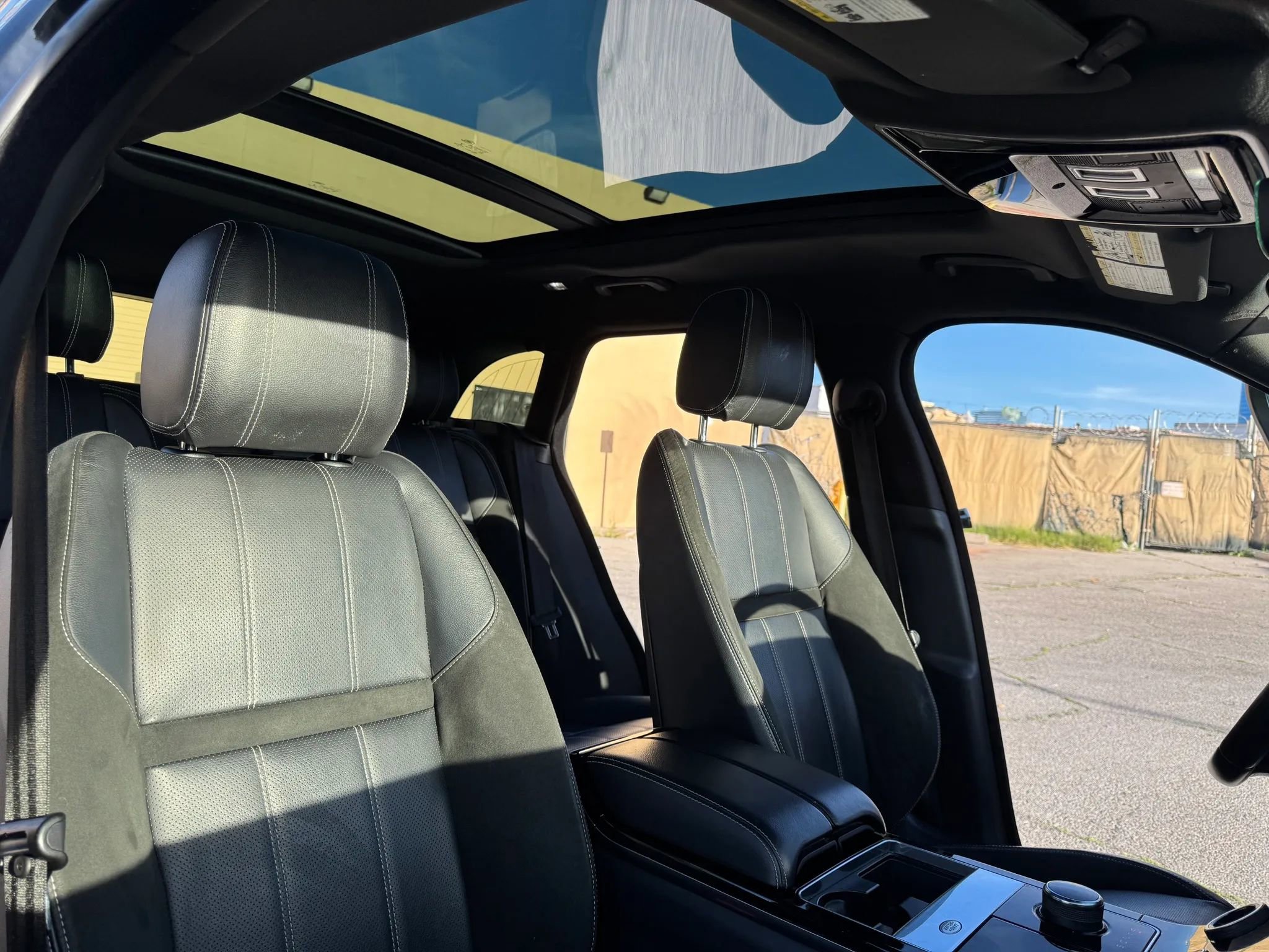 Used 2019 Land Rover Range Rover Velar R-Dynamic SE AWD/4WD image 18