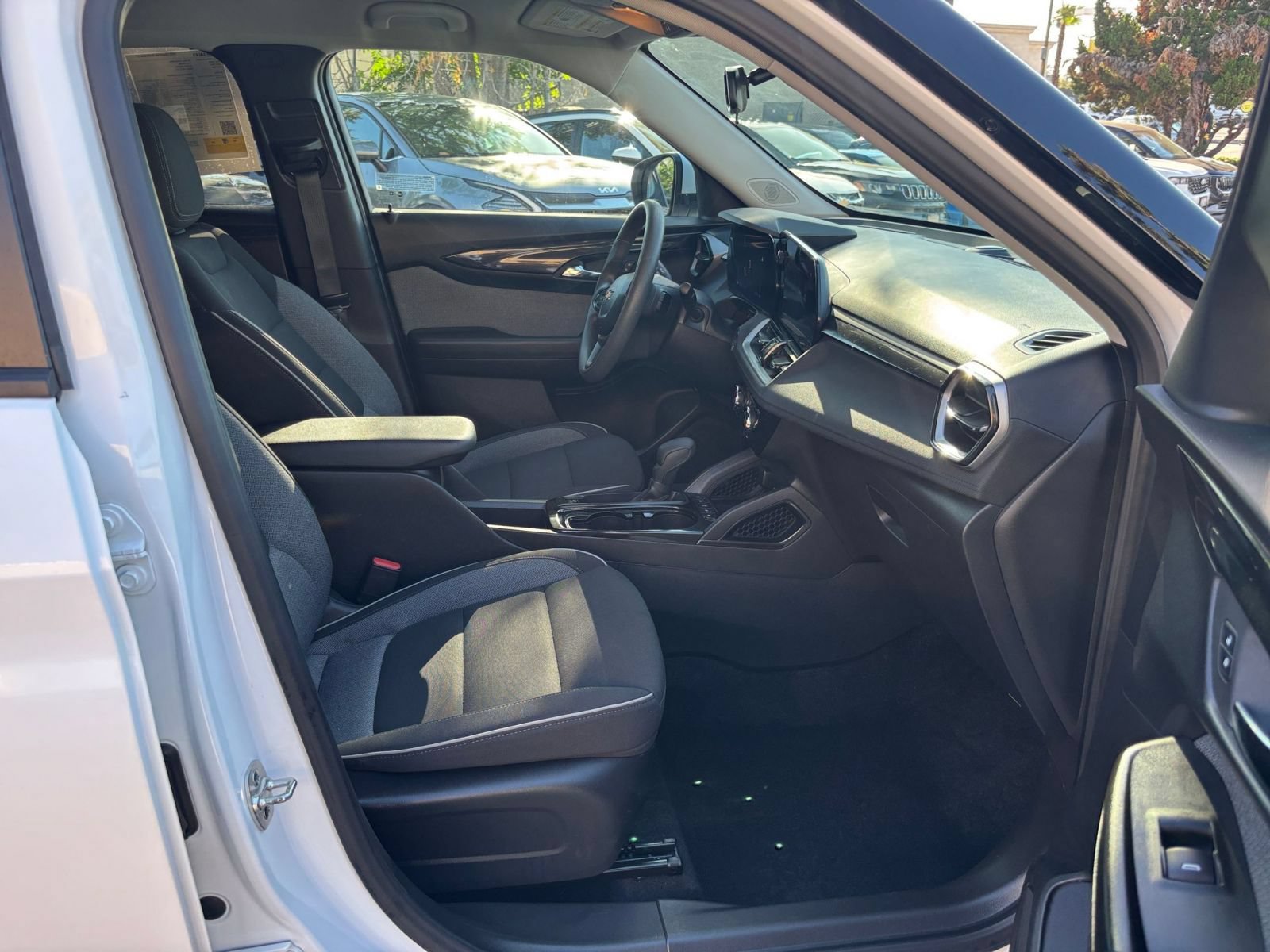 Used 2025 Chevrolet TrailBlazer LT FWD image 35