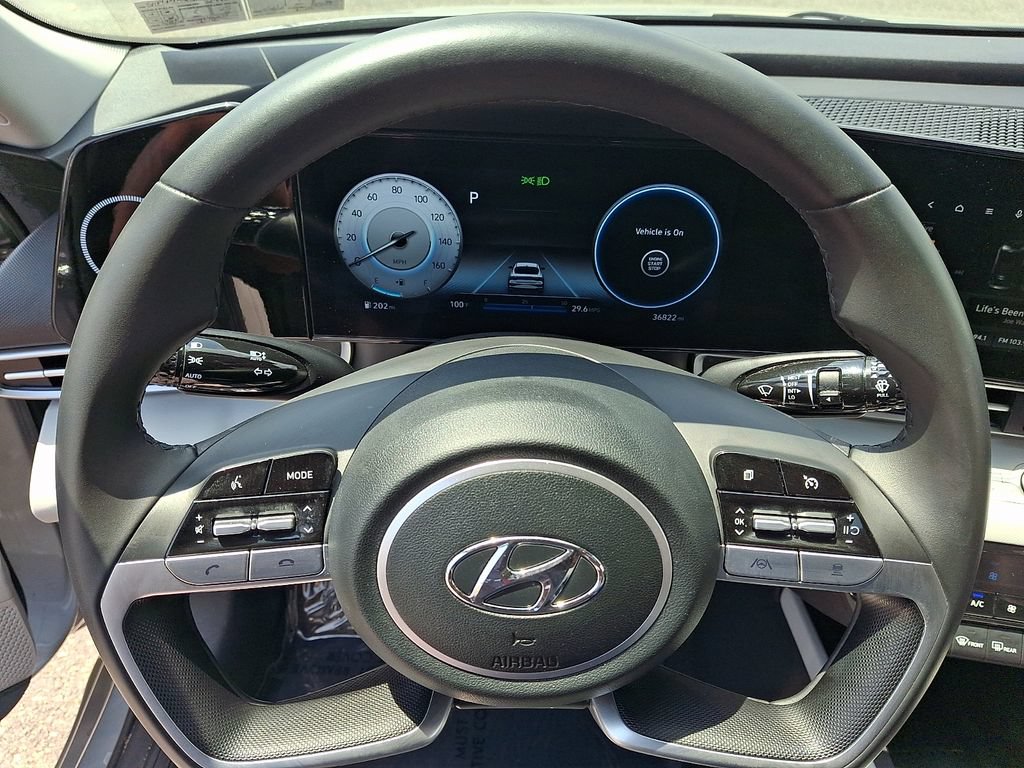 Certified 2022 Hyundai Elantra Limited w/ Preferred Accessory Package FWD image 21