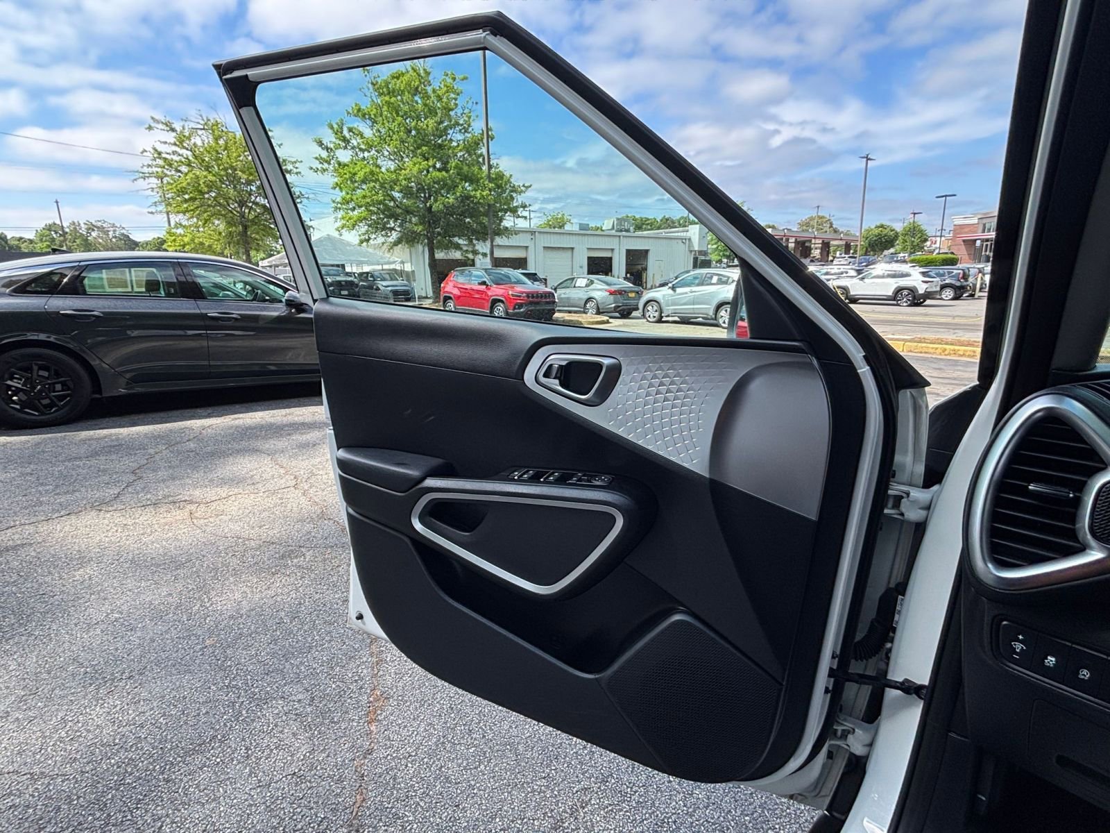 Used 2025 Kia Soul LX w/ LX Technology Package FWD image 18
