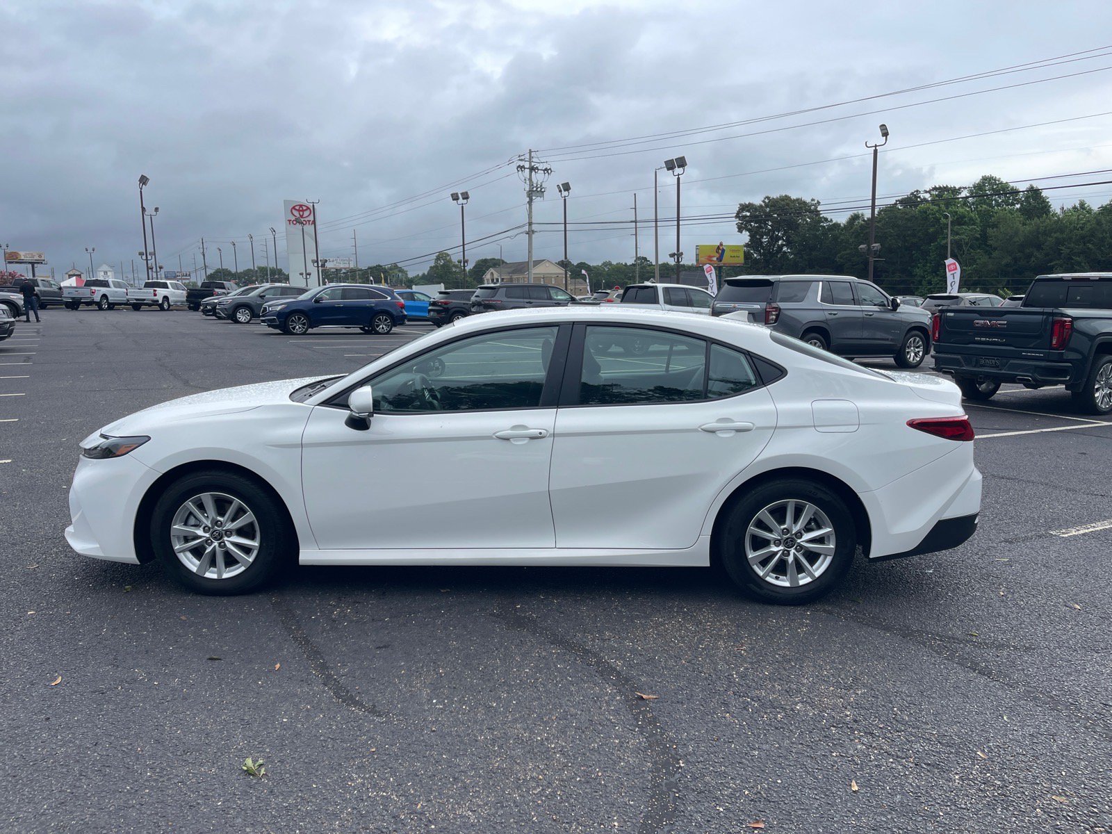 Used 2025 Toyota Camry LE FWD image 13