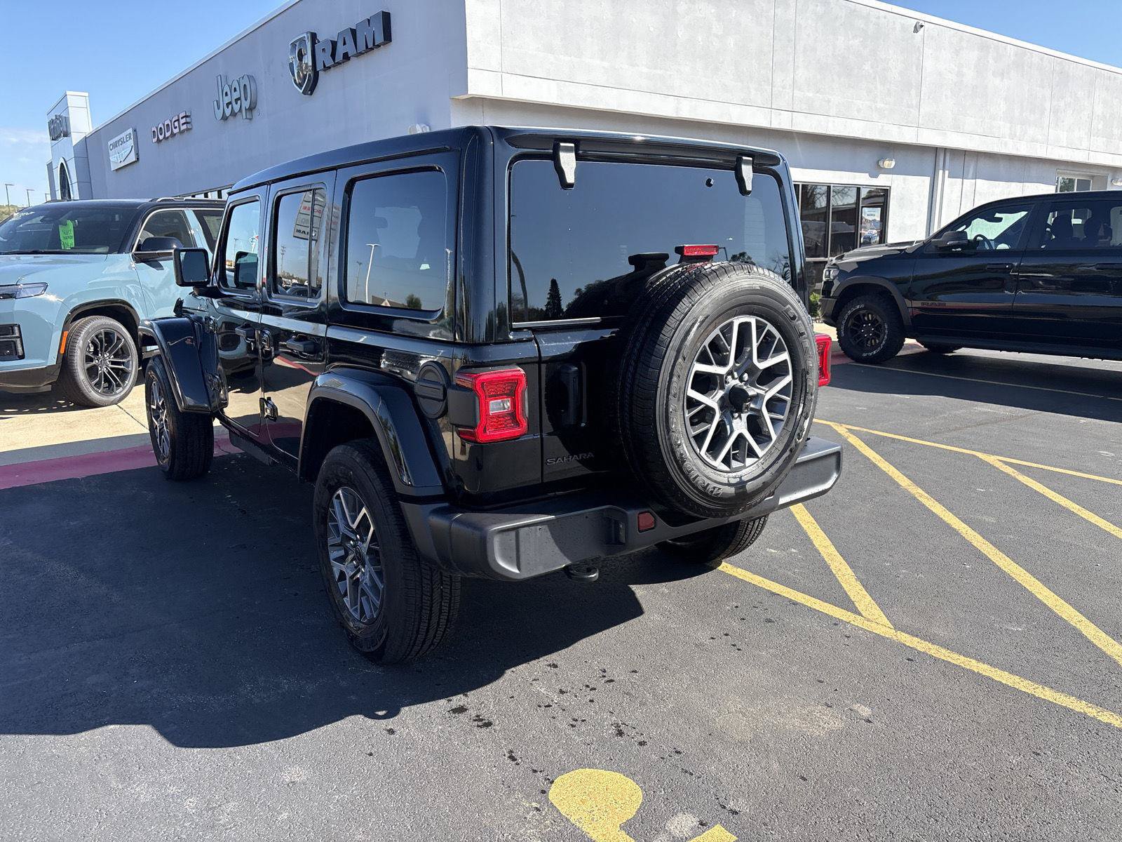 Used 2026 Jeep Wrangler Unlimited Sahara AWD/4WD image 7