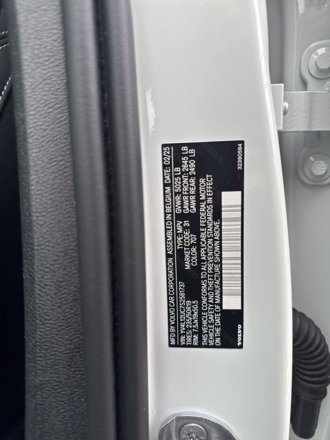 Certified 2025 Volvo XC40 B5 Plus AWD/4WD image 21
