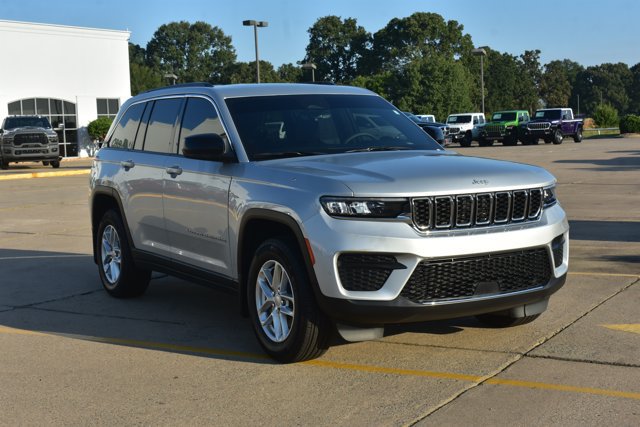 Used 2025 Jeep Grand Cherokee Laredo RWD image 3