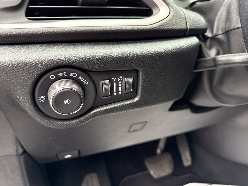 Used 2026 Chrysler Pacifica Select FWD image 23