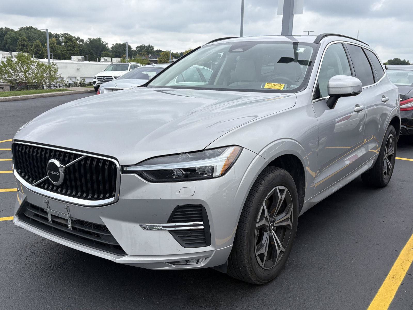 Used 2022 Volvo XC60 B5 Momentum w/ Climate Package AWD/4WD image 3
