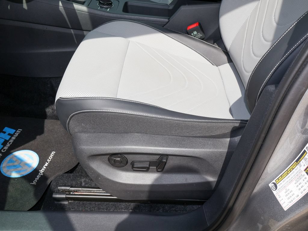 Certified 2025 Volkswagen Tiguan SE w/ Panoramic Sunroof Package AWD/4WD image 14