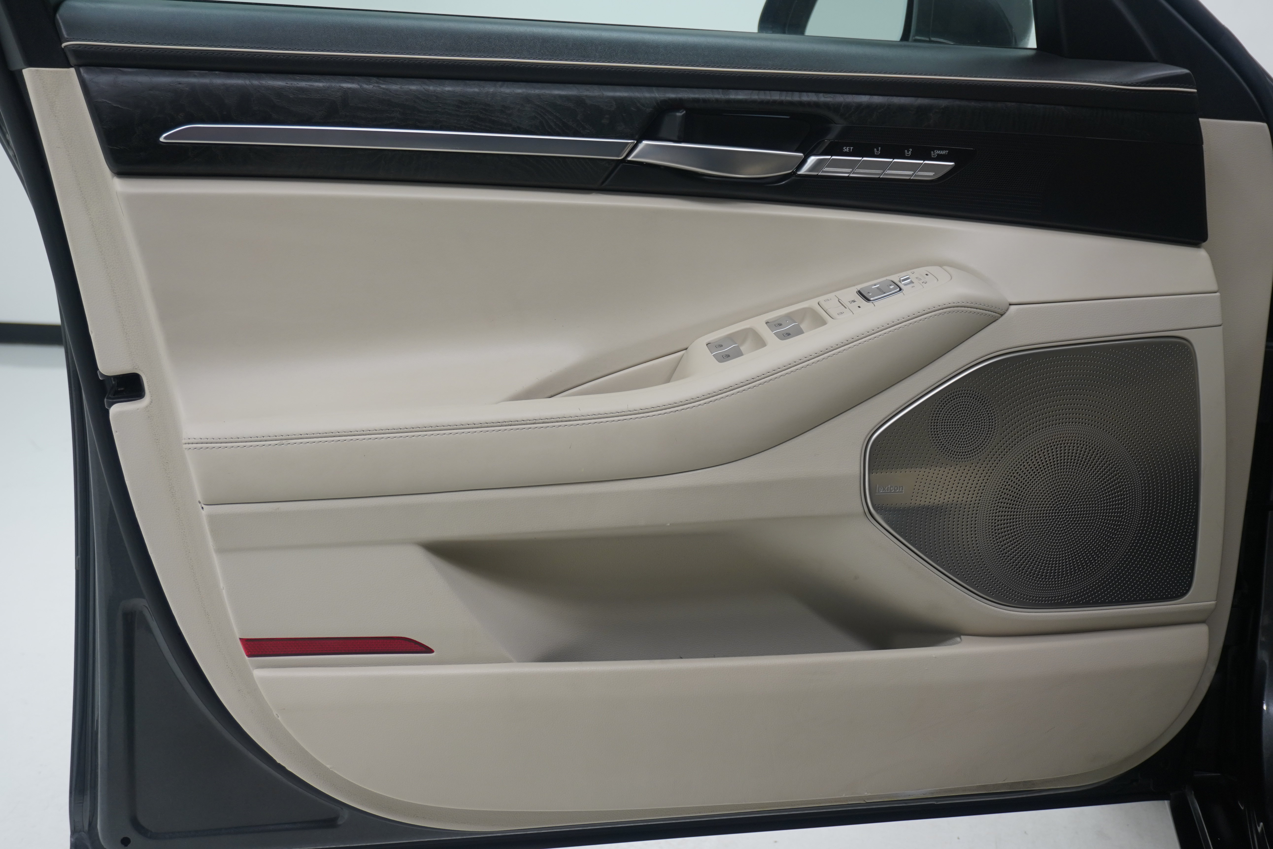 Used 2021 Genesis G90 5.0 Ultimate RWD image 17