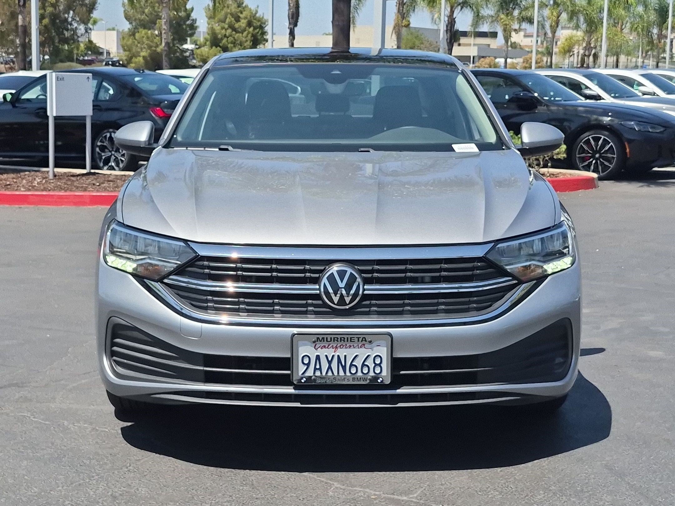 Used 2022 Volkswagen Jetta SE w/ Panoramic Sunroof Package FWD image 3