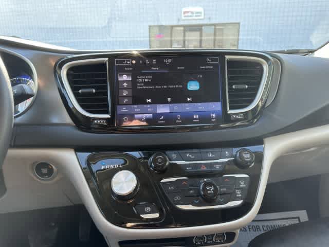 Used 2024 Chrysler Pacifica Touring-L FWD image 20