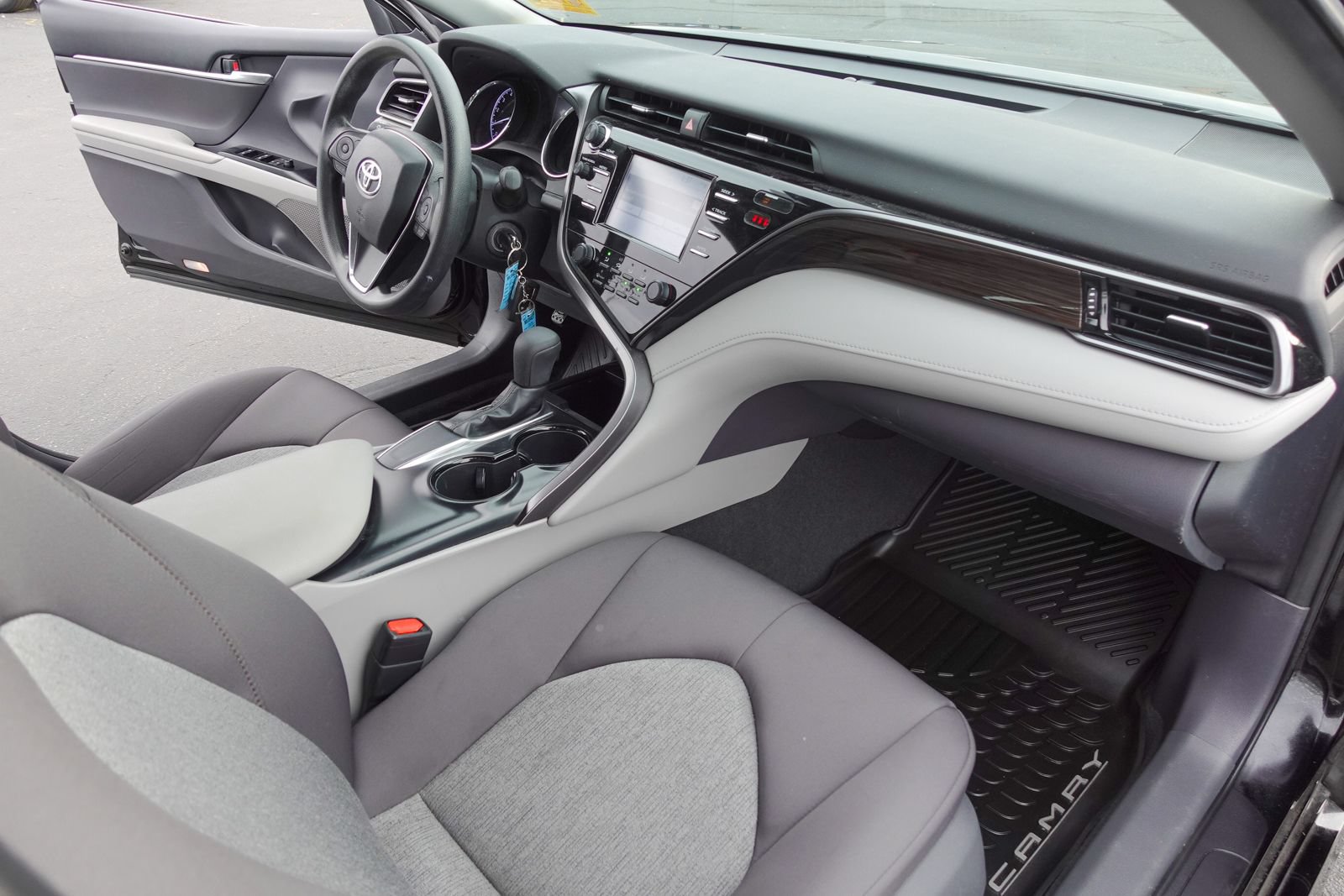 Used 2019 Toyota Camry LE FWD image 11