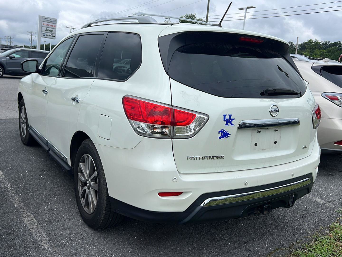 Used 2015 Nissan Pathfinder SL w/ SL Tech Package FWD image 2