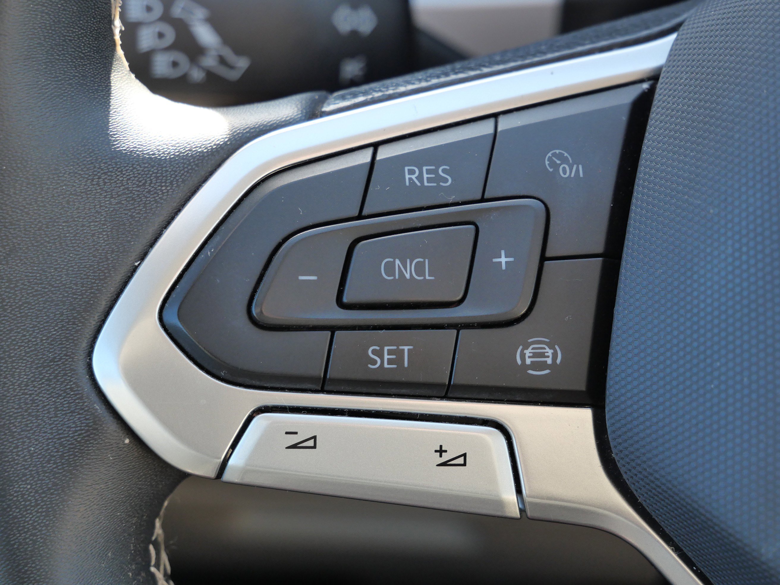 Used 2022 Volkswagen Atlas SE image 32