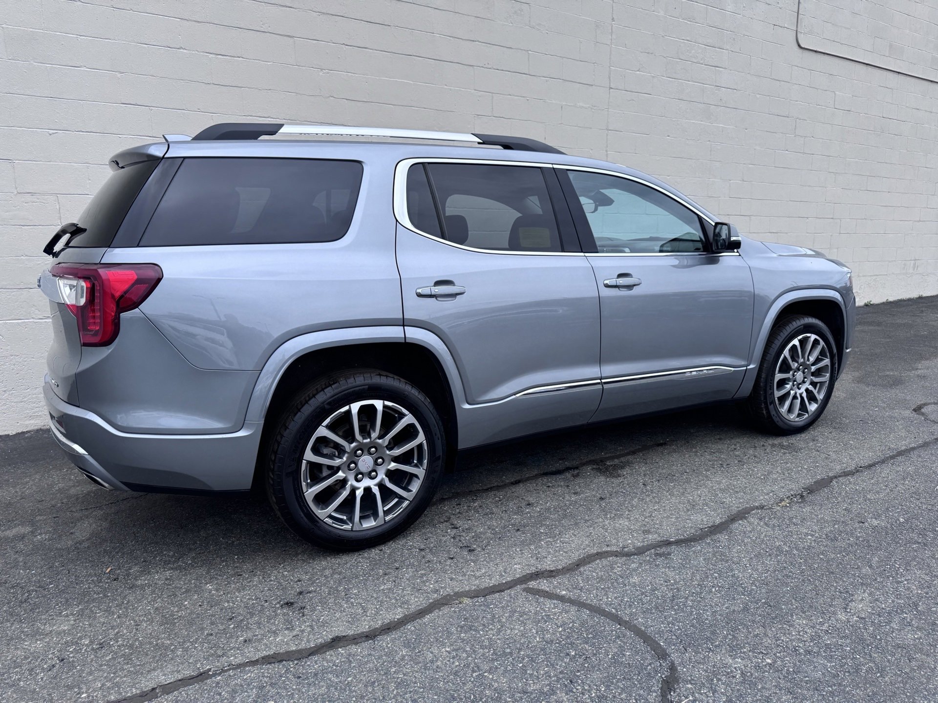 Used 2023 GMC Acadia Denali image 4